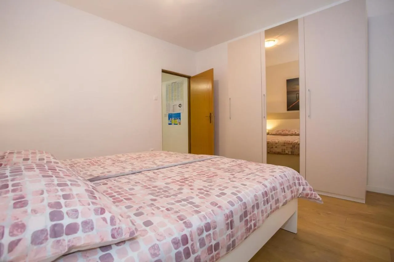 Apartment Ivan 2 Funtana 0*,
